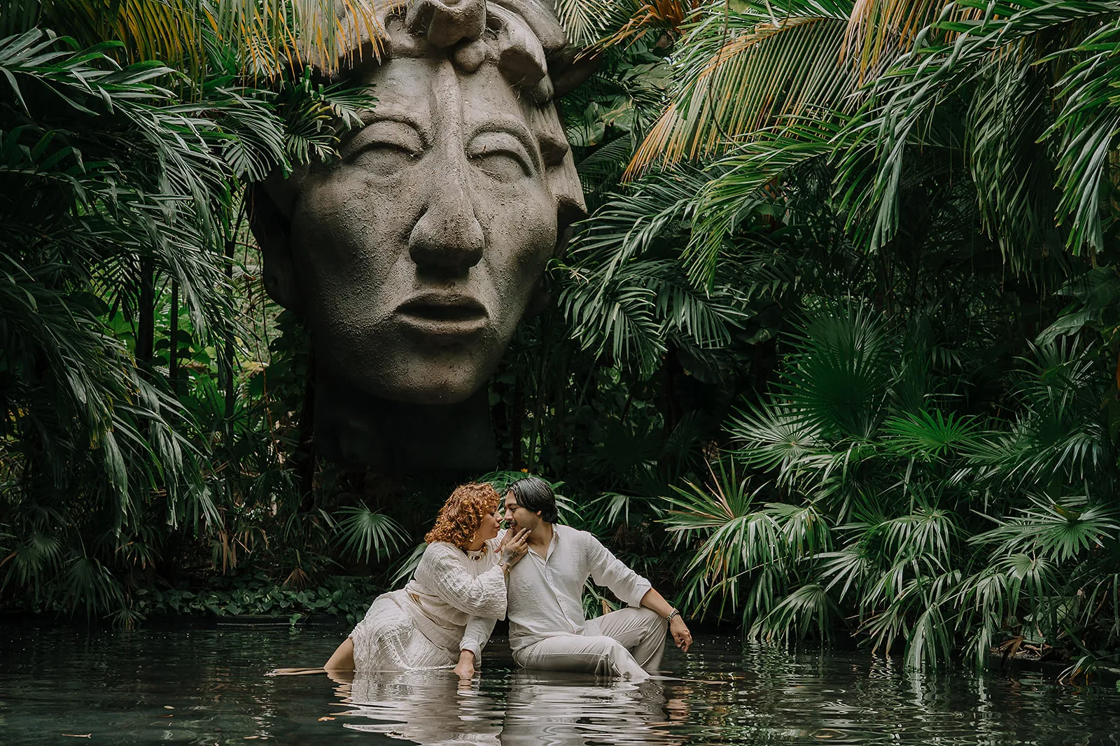 Fotografía de pareja rodeada de naturaleza en Atik World Tulum