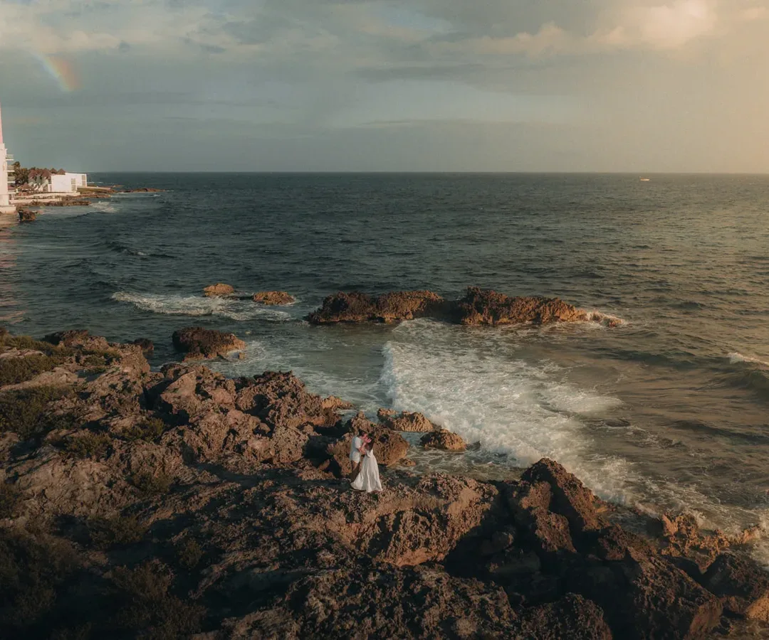 Vista aérea de una sesión de pareja en la costa de Isla Mujeres