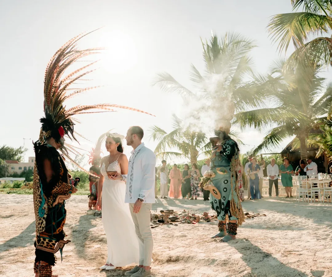 Novios recibiendo una bendición con copal en Puerto Morelos