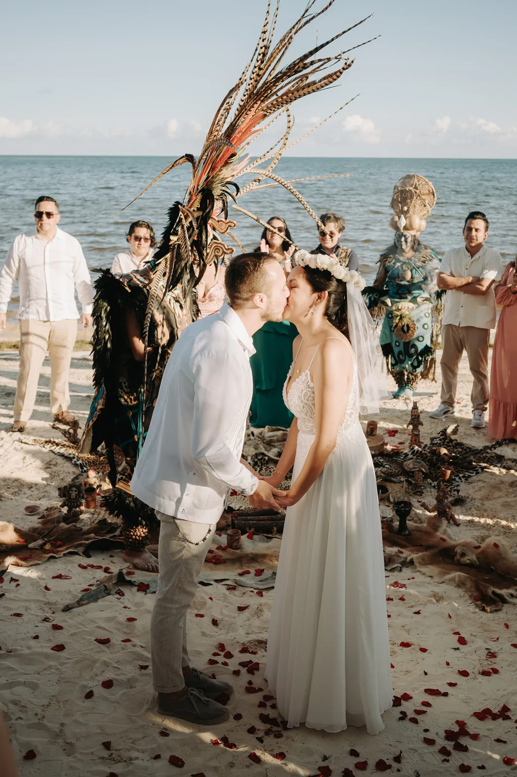 Beso de los novios durante una ceremonia maya en Puerto Morelos