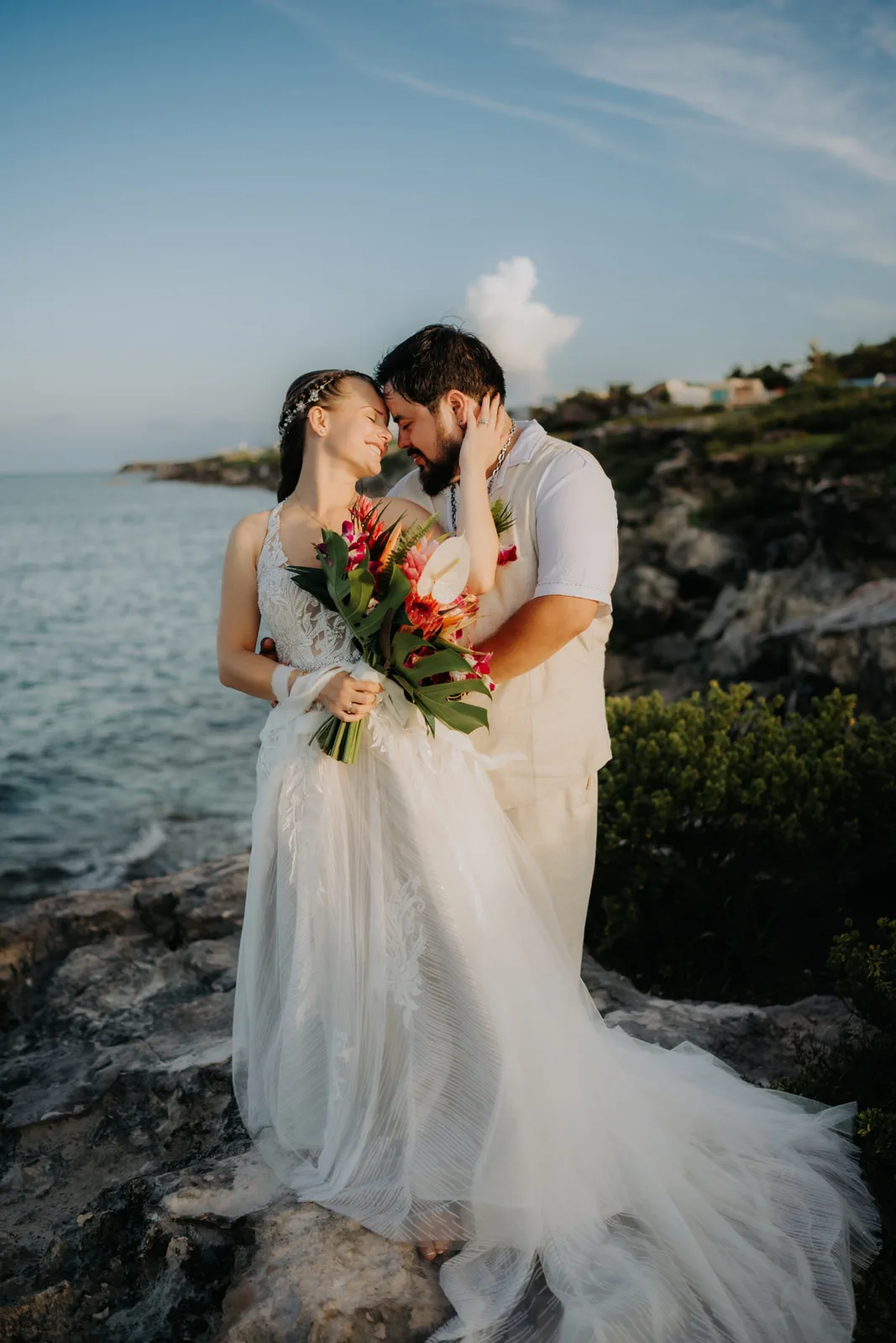 Retrato romántico de los novios en la costa de Isla Mujeres