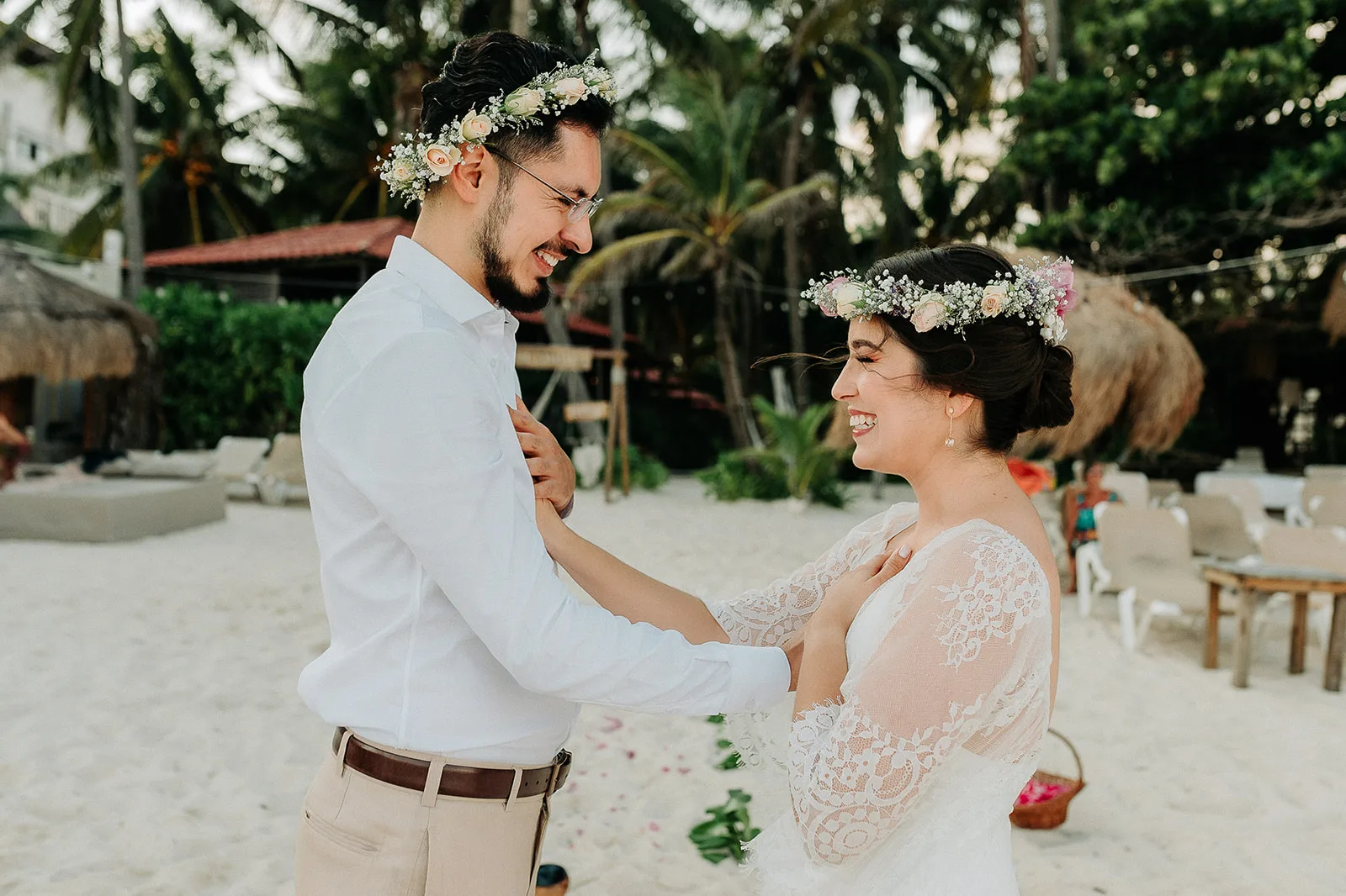 Novios durante una ceremonia maya en la playa de Petit Lafitte