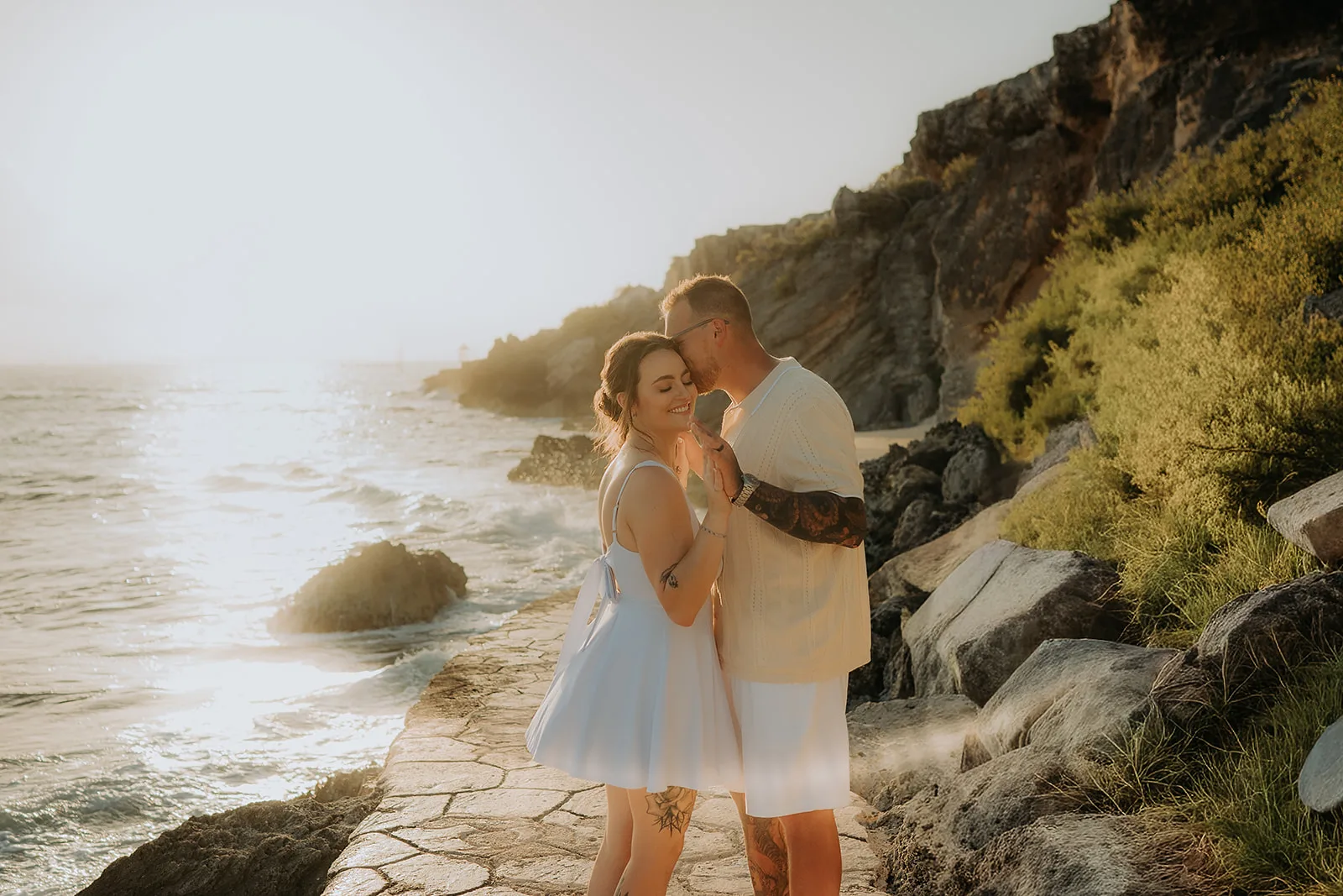 Pareja durante su ceremonia de elopement al atardecer en Isla Mujeres